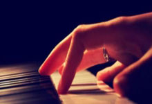 包含C罗在公牛比赛中比赛局势复杂，爆冷引发热议！观众掌声雷动的词条