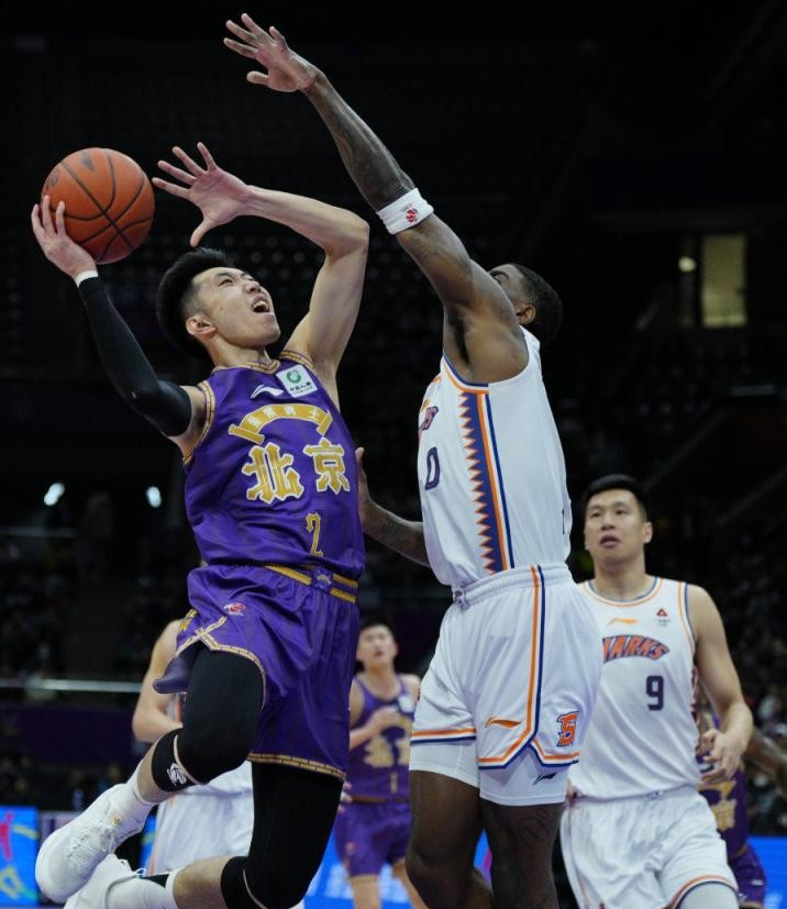  CBA常规赛常规赛对决在即！纽约尼克斯演练定位球，山东泰山密集防守应对